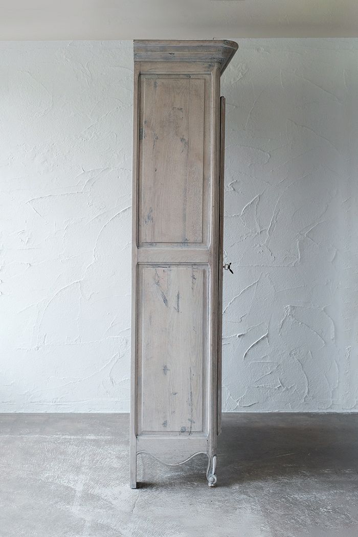 縦長のドア付きキャビネット（値下げしました） - 家具