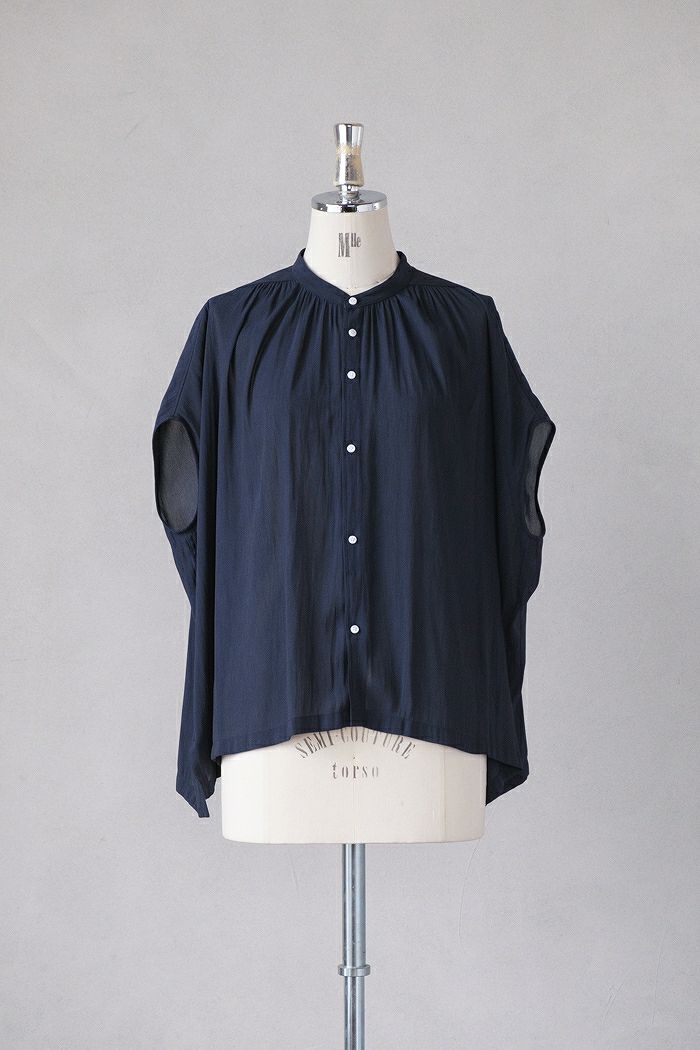 NO CONTROL AIR ノーコントロールエアー <br>強撚割繊ポリエステルワッシャー ギャザーブラウス(24SS)