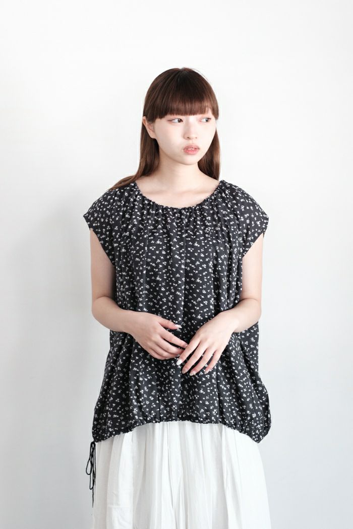 e’ternite’ de Soi-e エテルニテドゥソワ <BR>小花柄プリント ノースリーブブラウス(24SS)