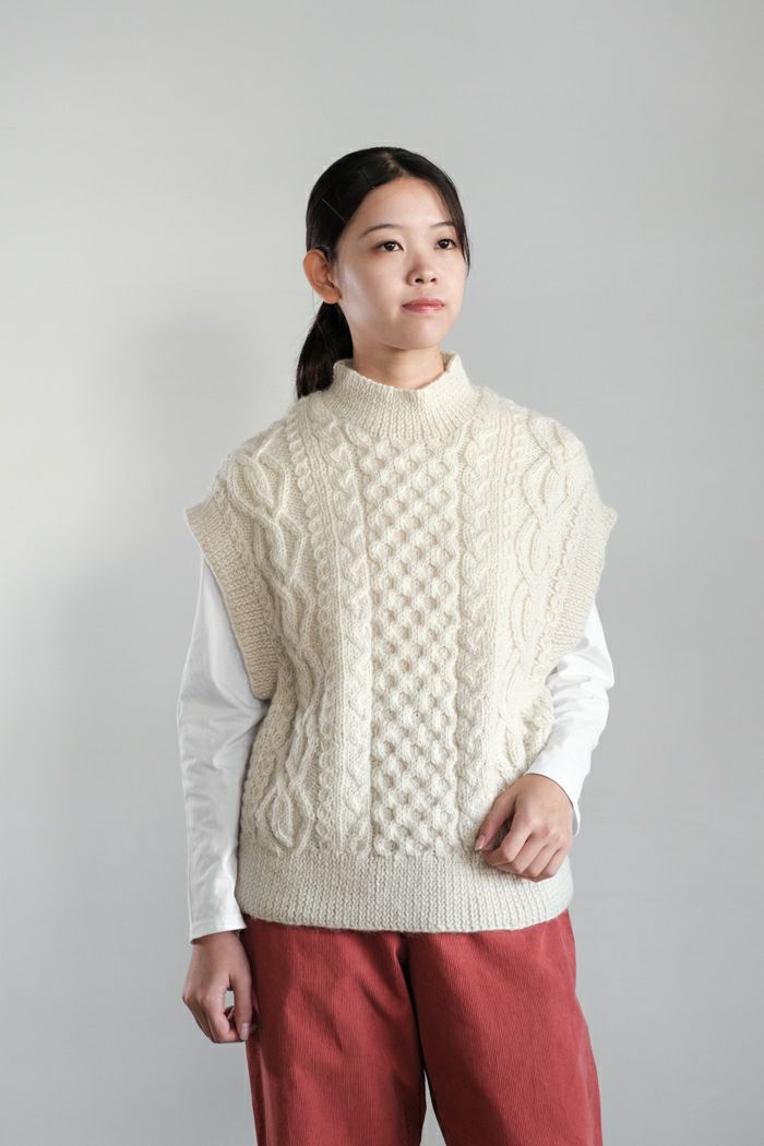 美品★yuni／ネパールハンドニット　ケーブル編みベストWH yuni ユニ ネパールハンドニット ケーブル編みベスト(24AW) | T.T. GARRET