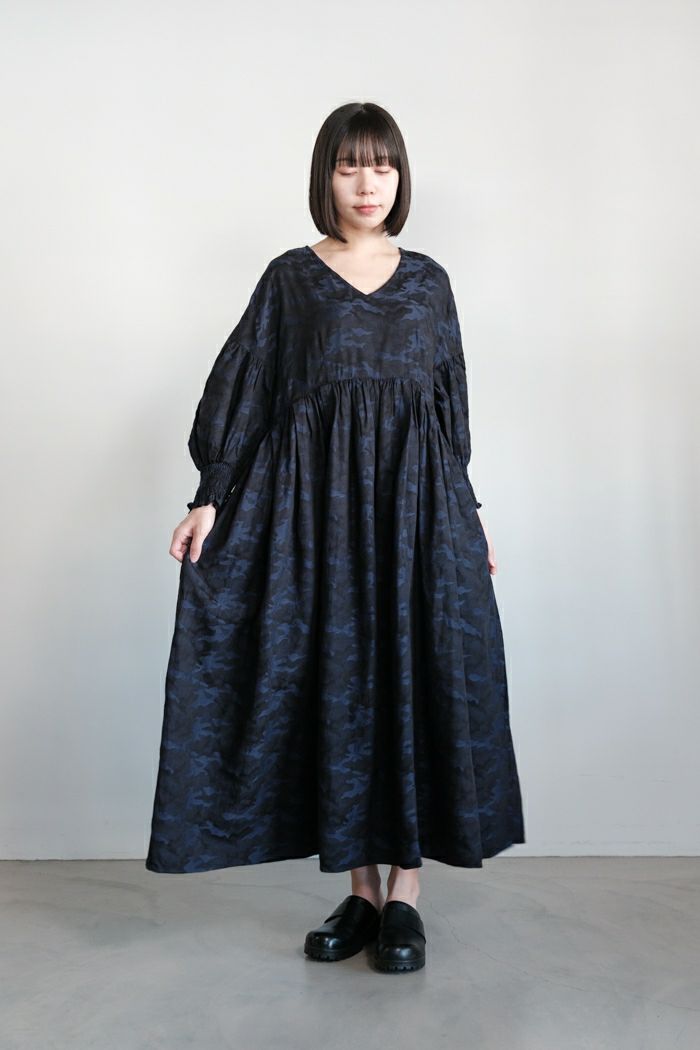 UNIVERSAL TISSU ユニヴァーサルティシュ <br>ジャガードカモフラ Vネックワンピース(25SS)