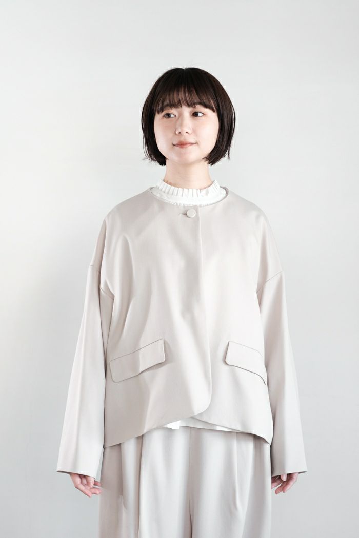 Utilite ユティリテ <BR>ギャバストレッチ  ノーカラードルマンジャケット(25SS)