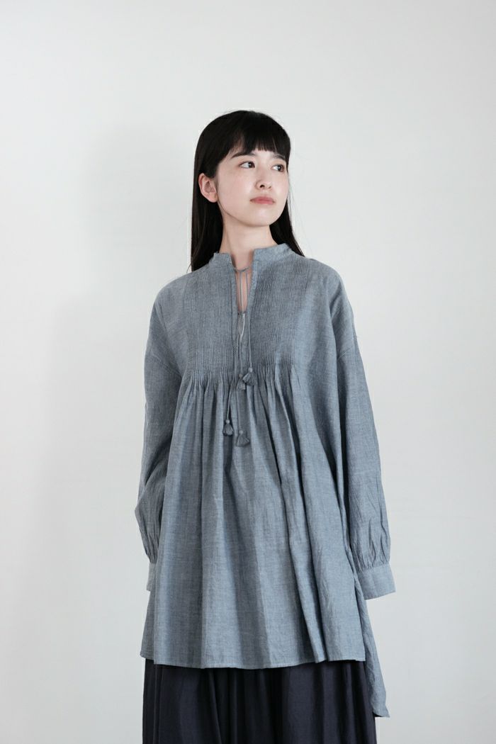maison de soil メゾン ド ソイル<BR>HANDWOVEN YARN DYE NATURAL INDIGO CHAMBRAY BANDED COLLAR PINTCK TUNIC(25SS)