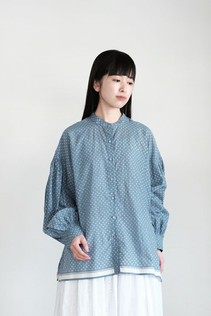 maison de soil メゾン ド ソイル<BR>80s VOILE TRIANGLE BLOCK PRINT BANDED COLLAR SHIRT WITH MINI PINTUCK(25SS)