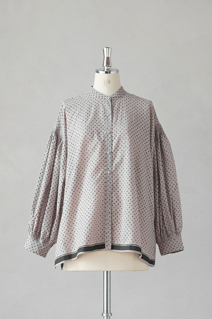 maison de soil メゾン ド ソイル<BR>80s VOILE TRIANGLE BLOCK PRINT BANDED COLLAR SHIRT WITH MINI PINTUCK(25SS)