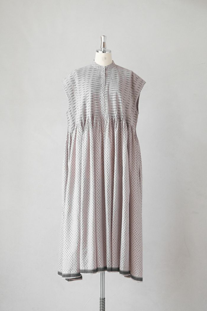 maison de soil メゾン ド ソイル<BR>80s VOILE TRIANGLE BLOCK PRINT BANDED COLLAR FRENCH/SL DRESS WITH PINTUCK(25SS)