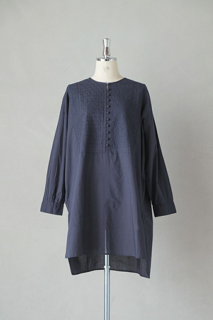 maison de soil メゾン ド ソイル<BR>60s ORGANIC CAMBRIC WITH EMB CREW-NECK BOSOM EMB SHIRT(25SS)