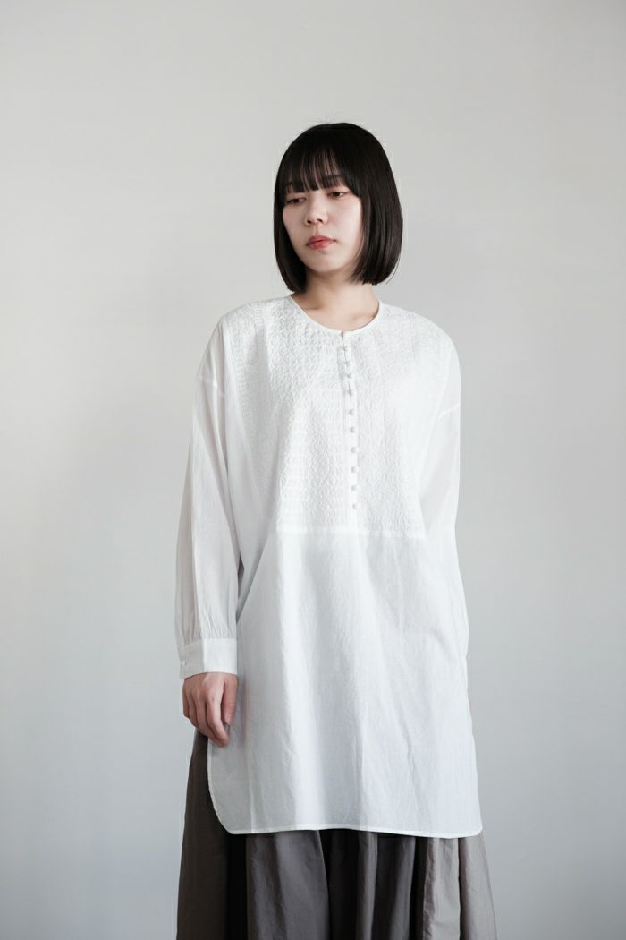 maison de soil メゾン ド ソイル<BR>60s ORGANIC CAMBRIC WITH EMB CREW-NECK BOSOM EMB SHIRT(25SS)