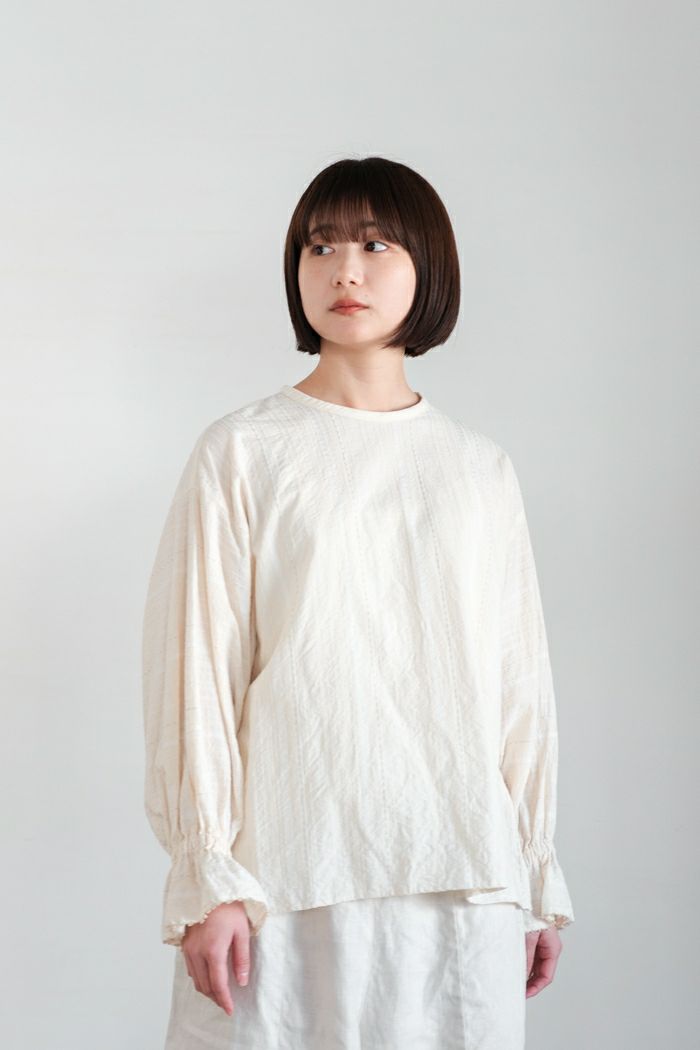 qiri キリ <BR>embroidery jacquard ギャザースリーブ ブラウス(25SS)