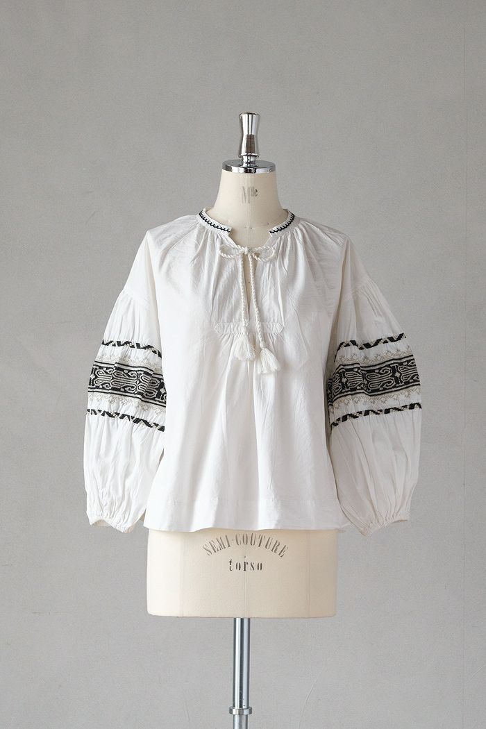 e’ternite’ de Soi-e エテルニテドゥソワ <BR>高密度コットン+刺繍スタンドプルオーバーブラウス(25SS)