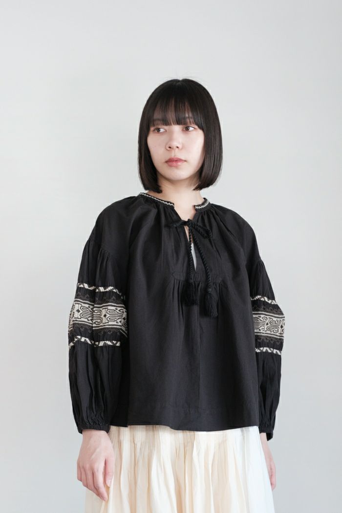 e’ternite’ de Soi-e エテルニテドゥソワ <BR>高密度コットン+刺繍スタンドプルオーバーブラウス(25SS)