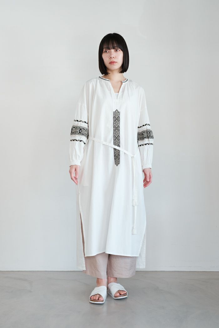 e’ternite’ de Soi-e エテルニテドゥソワ <BR>高密度コットン+刺繍 スタンドプルオーバーワンピース(25SS)