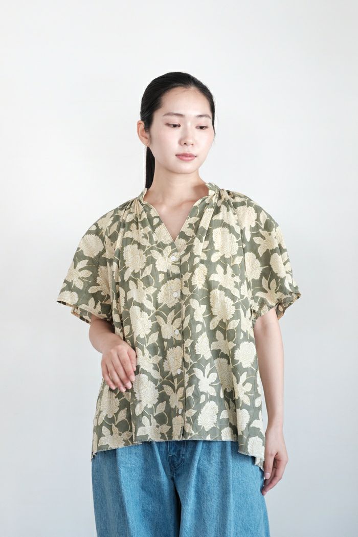 ARTE POVERA アルテポーヴェラ <br>インド草木染めハンドプリント  スタンドギャザーシャツ(25SS)