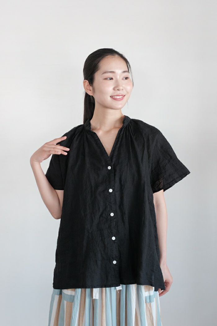 ARTE POVERA アルテポーヴェラ <br>リネン染め スタンドギャザーシャツ(25SS)