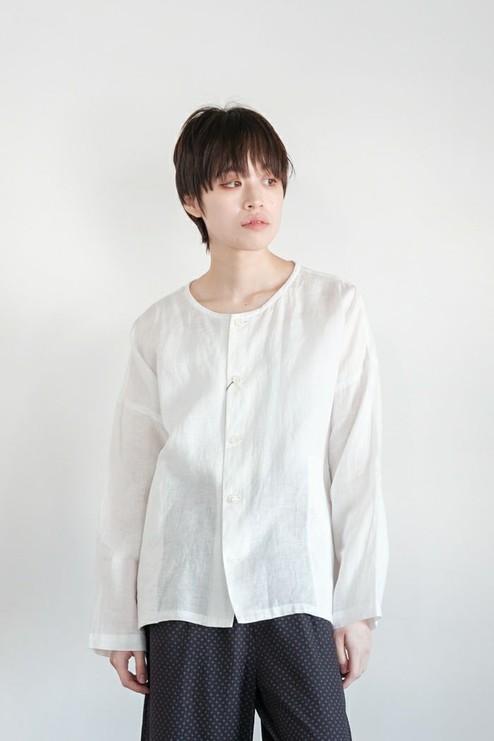 UNIVERSAL TISSU ユニヴァーサルティシュ <br>フレンチリネン ノーカラーシャツ(25SS)