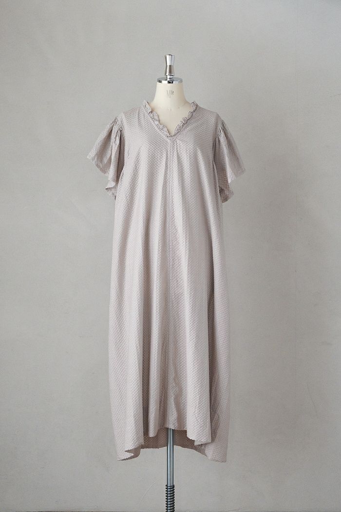 e’ternite’ de Soi-e エテルニテドゥソワ <BR>総刺繍無地フリルVネックワンピース(25SS)