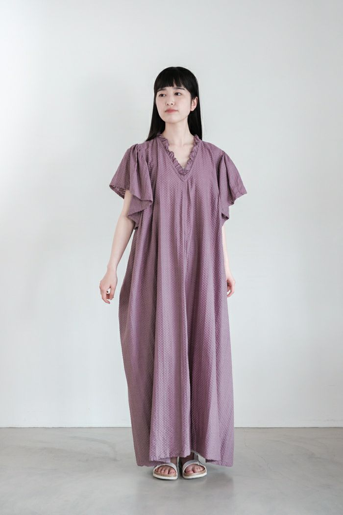 e’ternite’ de Soi-e エテルニテドゥソワ <BR>総刺繍無地フリルVネックワンピース(25SS)