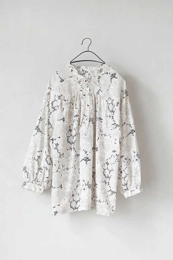 ポルテ-デ-ブトン　リバティブラウス Porter des boutonsのリバティ花柄プリント ストライプブラウス